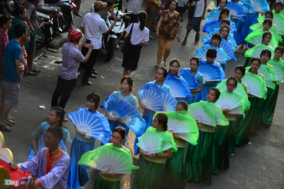Hội Tết Nguyên tiêu rầm rộ trên đường phố Sài Gòn